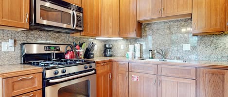 Condo, Multiple Beds, Balcony, Mountain View | Private kitchen
