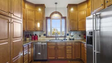 House, Multiple Beds, Hot Tub | Private kitchen | Fridge, microwave, oven, stovetop