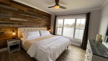 3 bedrooms, desk, iron/ironing board, travel crib