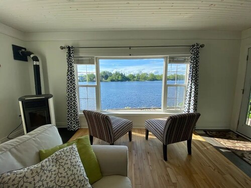 Newly listed relaxing lakefront cottage with fenced yard and games room