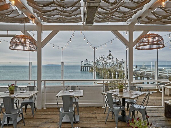 Outdoor dining - Central Vineyard Heated Pool Hot Tub BBQ Gazebos and Swings (Pet+Child Friendly) (Malibu)