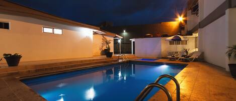 Una piscina al aire libre