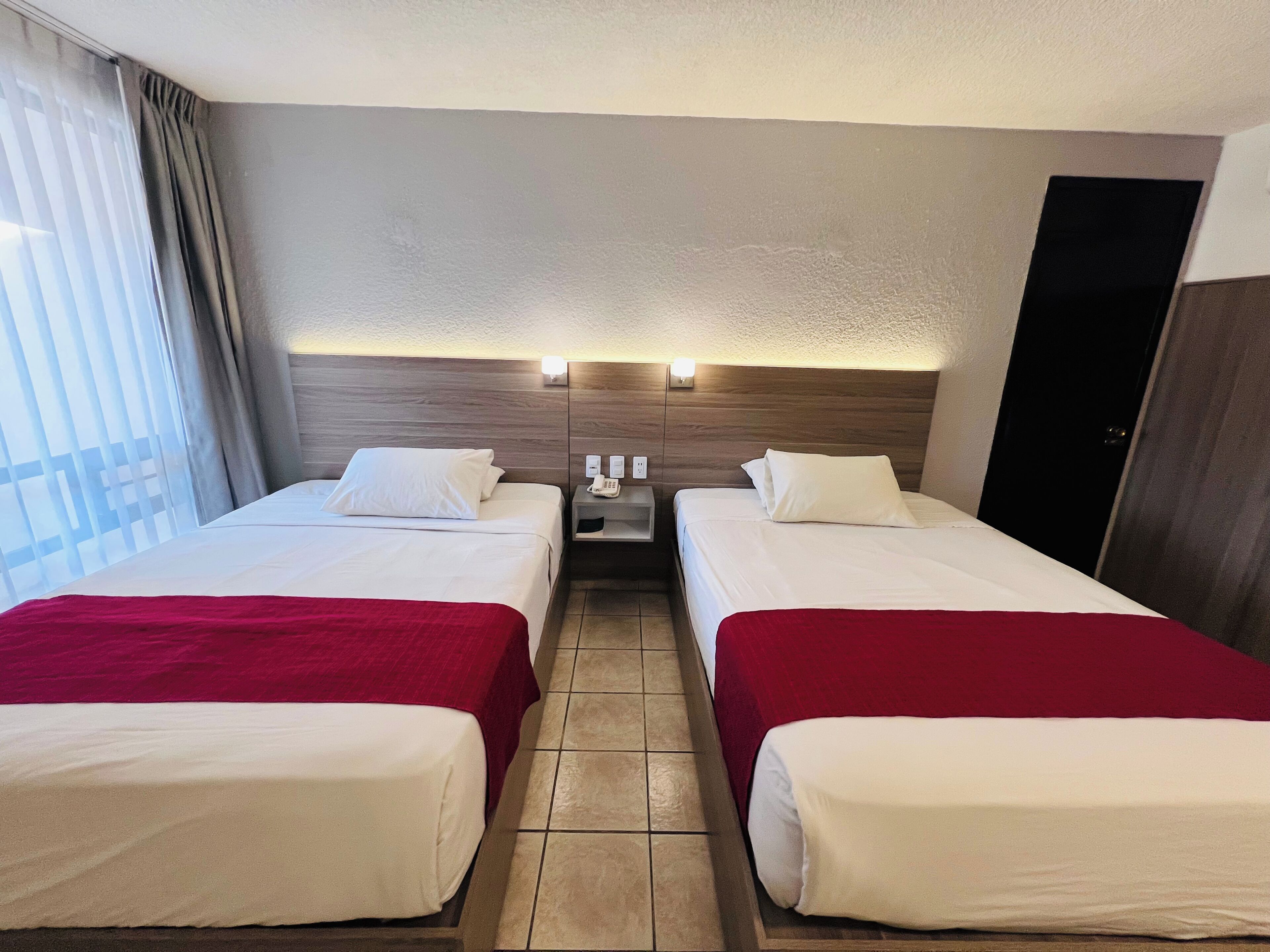 Estandar dos camas | Desk, laptop workspace, free WiFi, bed sheets