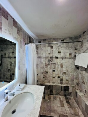 Estandar dos camas | Salle de bain | Douche, douche à « effet pluie », articles de toilette gratuits