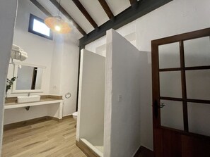 Duschwanne, Handtücher, Toilettenpapier
