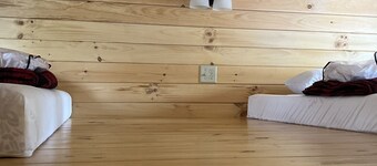 Cozy Log Cabin w/ Loft #13. Minutes from Seven Springs and Hidden Valley!