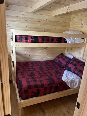 3 bedrooms, WiFi - Cozy Log Cabin w/ Loft #13. Minutes from Seven Springs and Hidden Valley! (Champion)