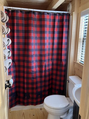 Shower, towels - Cozy Log Cabin w/ Loft #13. Minutes from Seven Springs and Hidden Valley! (Champion)