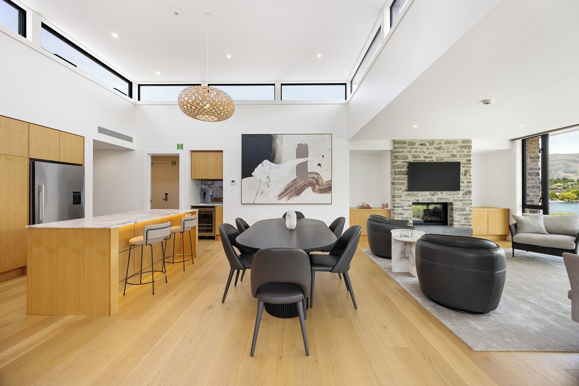 Un interior moderno con comedor, cocina y sala de estar.