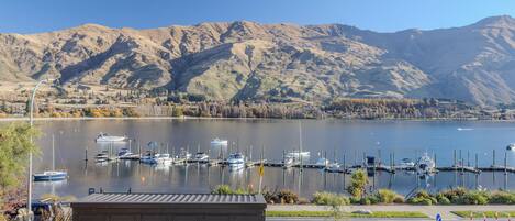 إطلالة على البحيرة