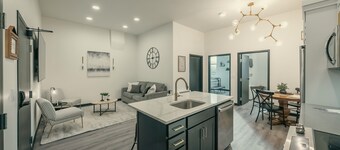 Sleeps 7 ~ Near Ice Rink ~ Netflix ~ Triple Bunk