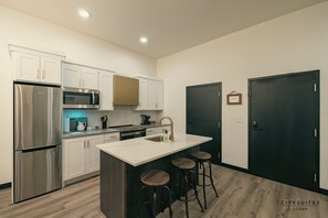 Jääkaappi, mikroaaltouuni, uuni, liesi