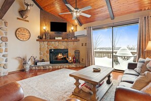 Smart TV, caminetto, libri