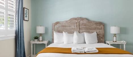 4 chambres, bureau, fer et planche à repasser, lit parapluie