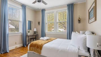 4 soverom, skrivebord, strykejern/-brett og reiseseng for barn