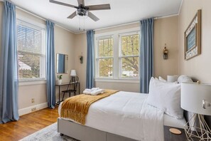 4 dormitorios, escritorio, tabla de planchar con plancha y cuna de viaje