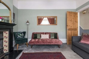 Smart TV, fireplace - Picton House: Charming 3 bed home, quiet location (Ramsgate)