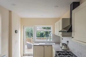 Fridge, microwave, oven, stovetop - Picton House: Charming 3 bed home, quiet location (Ramsgate)