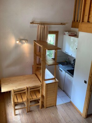 Fridge, stovetop, dishwasher