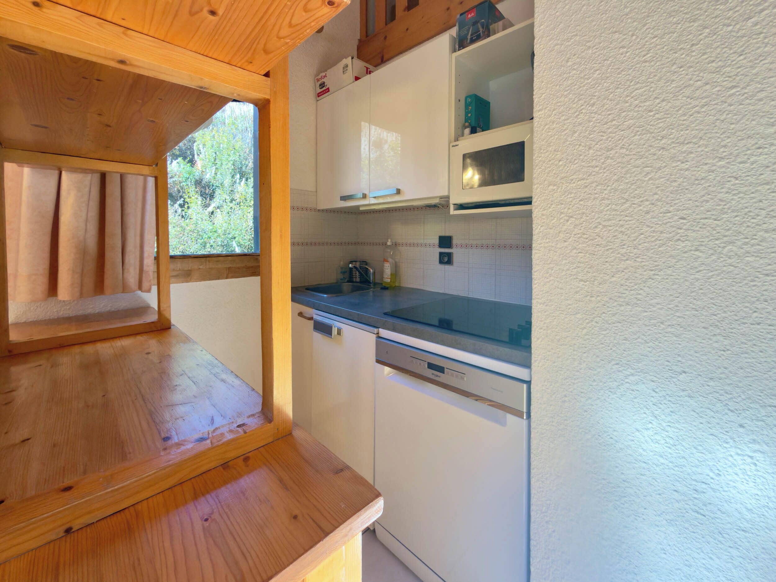 Fridge, stovetop, dishwasher