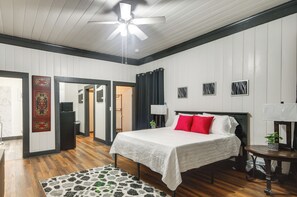 Schreibtisch, laptopgeeigneter Arbeitsplatz, Bügeleisen/Bügelbrett