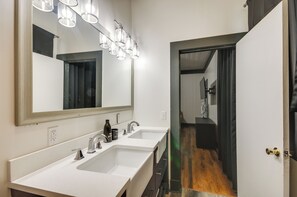 Kostenlose Toilettenartikel, Haartrockner, Handtücher