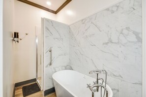 Kostenlose Toilettenartikel, Haartrockner, Handtücher