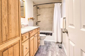 Hair dryer, towels - Walkable Sitka Getaway w/ Community Perks! (Sitka)