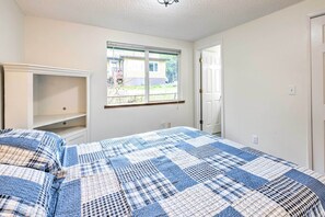 3 bedrooms, free internet, bed sheets - Walkable Sitka Getaway w/ Community Perks! (Sitka)