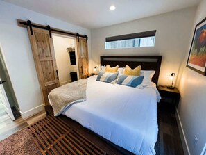 3 bedrooms, WiFi, bed sheets - Pet Friendly | Pool & Hot Tub | Close to Downtown (Whitefish)