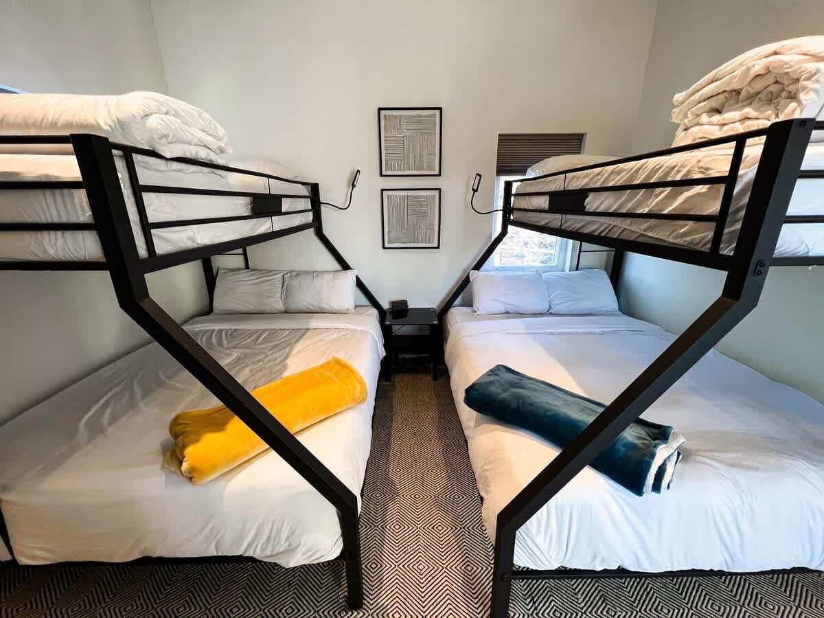 3 habitaciones, tabla de planchar con plancha, wifi y ropa de cama 