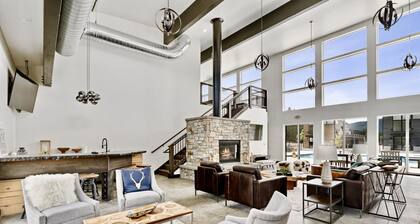 Pet Friendly, Community Center, Pool / Hot Tub, 3 Bed / 4 Bath, Sleeps 10, Amazing Views