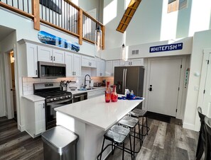 Fridge, microwave, oven, stovetop - Pet Friendly, Community Center, Pool / Hot Tub, 3 Bed / 4 Bath, Sleeps 10, Amazing Views (Whitefish)
