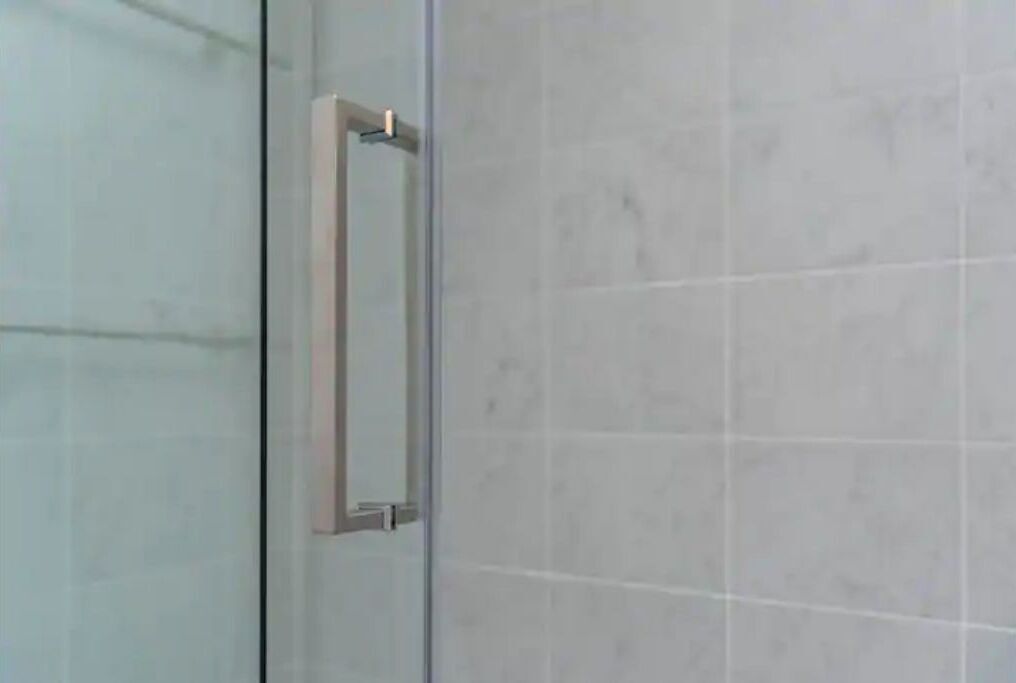 Douche, sèche-cheveux, serviettes fournies, savon