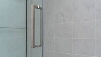 Douche, sĂšche-cheveux, serviettes fournies, savon