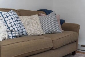 Smart TV, Netflix, Hulu, streaming services - The Firefly Cottage (Staunton)