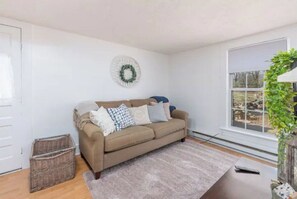 Smart TV, Netflix, Hulu, streaming services