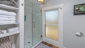 تجهيزات دش، مجففات شعر، مناشف، صابون