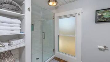 Dusche, Haartrockner, Handtücher, Seife