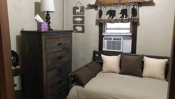 2 habitaciones, escritorio y tabla de planchar con plancha