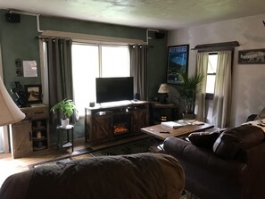 Smart TV, fireplace, stereo - Secluded Wilderness & Spa On Historic 2k Acre Wild Life Area (Chester)