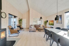 Téléviseur, foyer, table de baby-foot, table de ping-pong