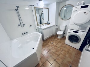 Ensemble douche/baignoire, sèche-cheveux, serviettes fournies, savon