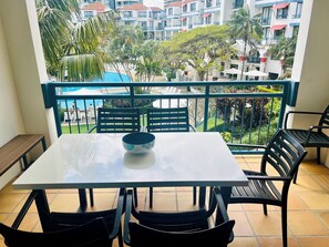 Outdoor dining - Gold Coast Calypso Plaza Suites, Premium 2 bedroom Unit Coolangatta beach! (Coolangatta)
