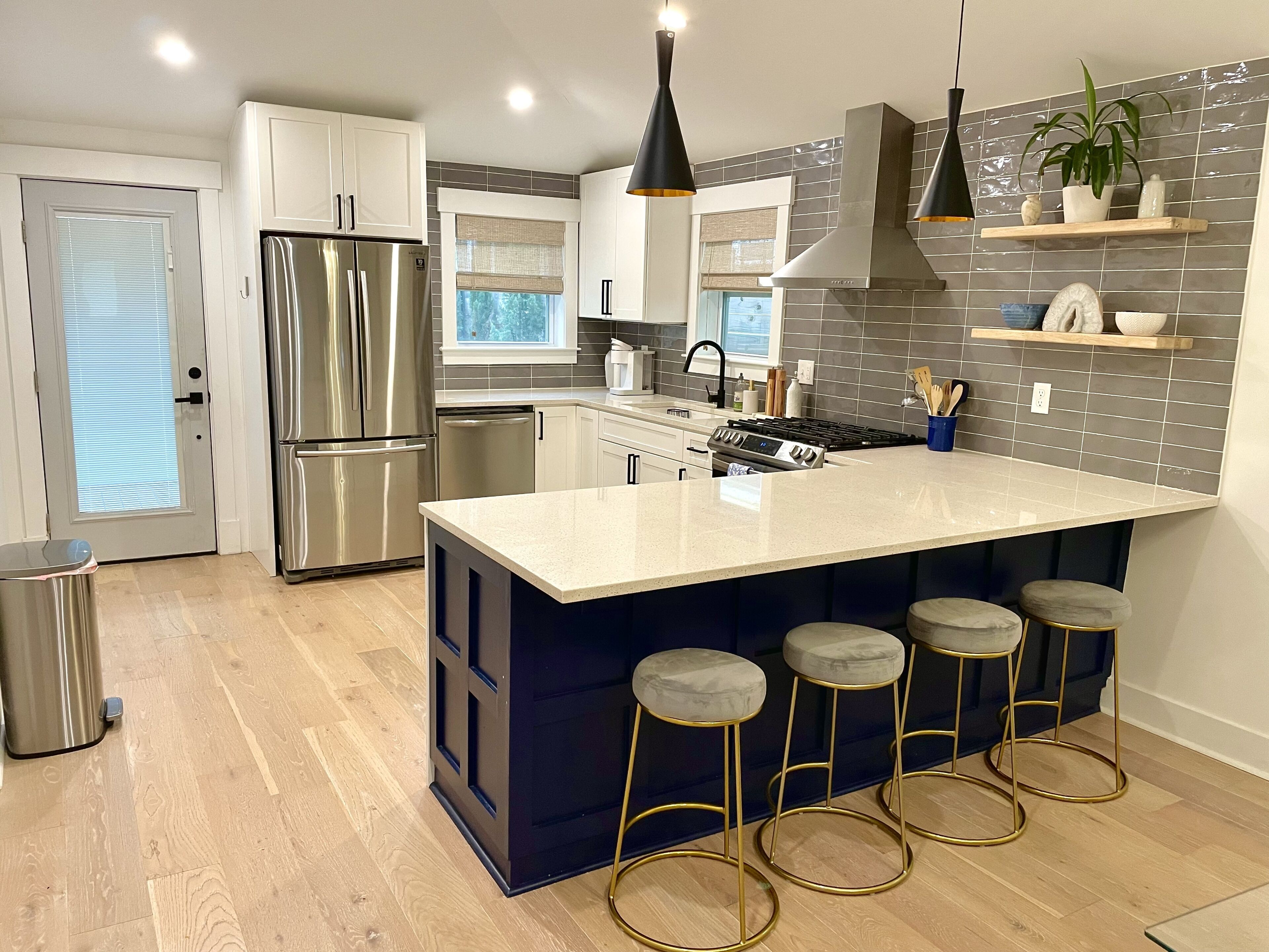 Een koelkast, een oven, een kookplaat, een vaatwasser