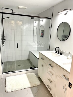 Dusche, Haartrockner, Handtücher, Seife