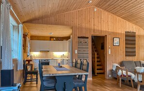Interior - 4 bedroom cozy home in Straumgjerde (Straumgjerde)