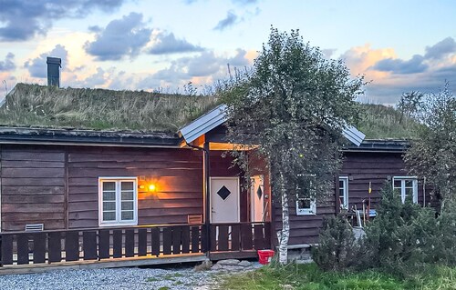4 bedroom cozy home in Straumgjerde