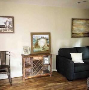 Living area - The Goat Loft - “The best stay in the region!” (Round Hill)