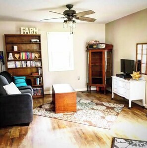 Living area - The Goat Loft - “The best stay in the region!” (Round Hill)